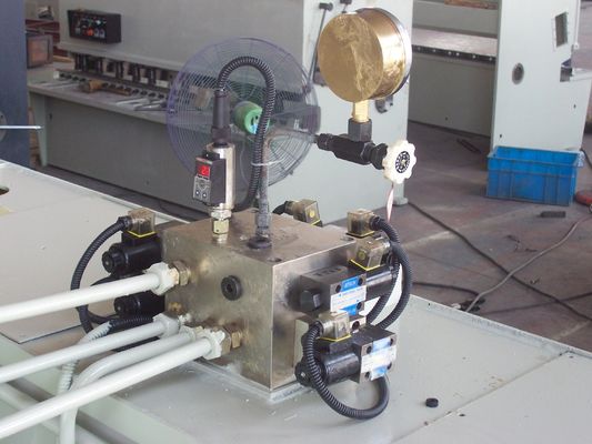 Blechschneidemaschine mit hydraulischer CNC-Tafelschere. Das Gewicht variiert von 2000 kg bis 10000 kg. Präzisionsschneidlösung.