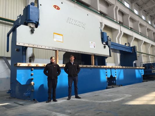 Präzise CNC-hydraulische Abkantpresse mit Servomotor-Hinteranschlag und Kugelumlaufspindel-Linearführung für eine Genauigkeit von ±0,05 mm